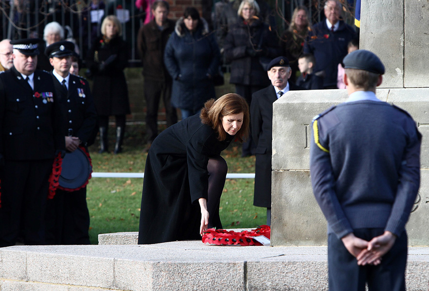 Hundreds gather in autumn sun to honour fallen soldiers