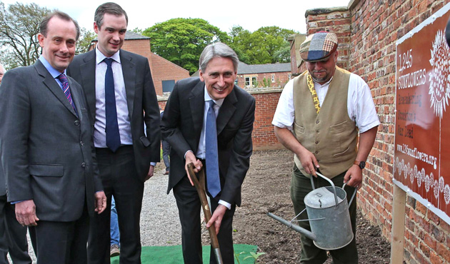Defence Minister plants a sunflower to pay tribute to First World War fallen